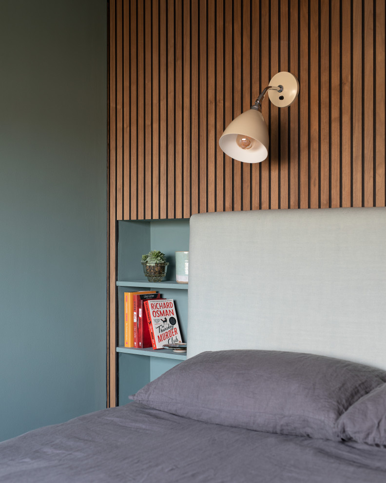 Ejemplo de dormitorio principal contemporáneo de tamaño medio con paredes azules, suelo de madera oscura, suelo gris y panelado