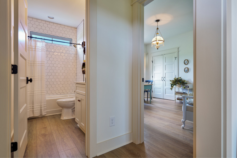 Источник вдохновения для домашнего уюта: коридор среднего размера в стиле шебби-шик с белыми стенами, полом из винила, бежевым полом, сводчатым потолком и обоями на стенах