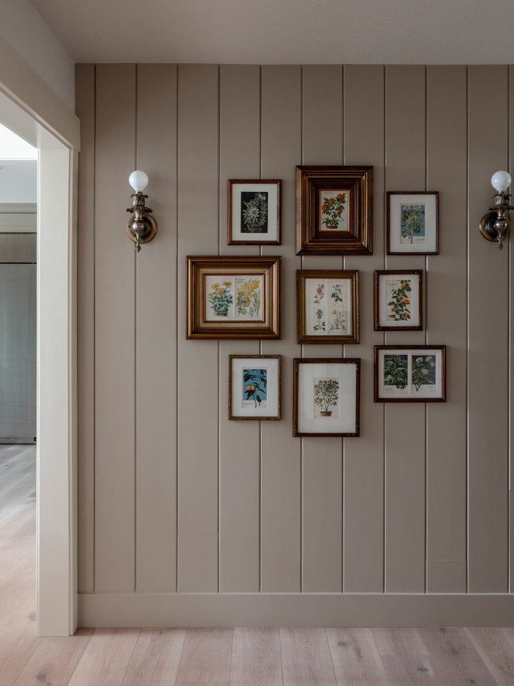 Foto di un piccolo ingresso o corridoio con pareti beige, parquet chiaro e pannellatura