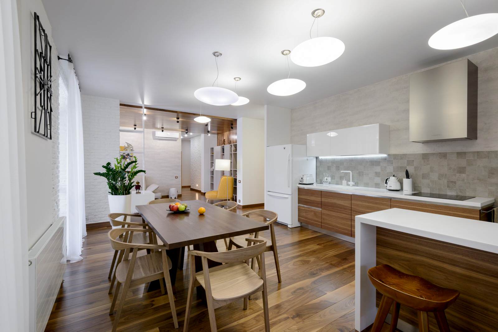 Квартира, в которой много дерева и белых стен