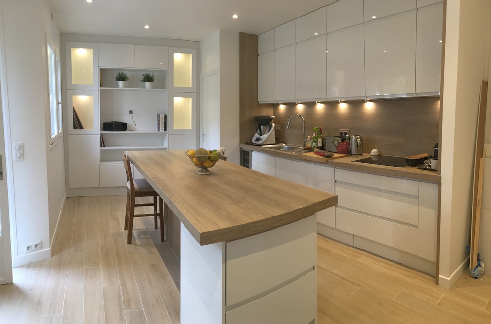 Large contemporary kitchen in Nantes.