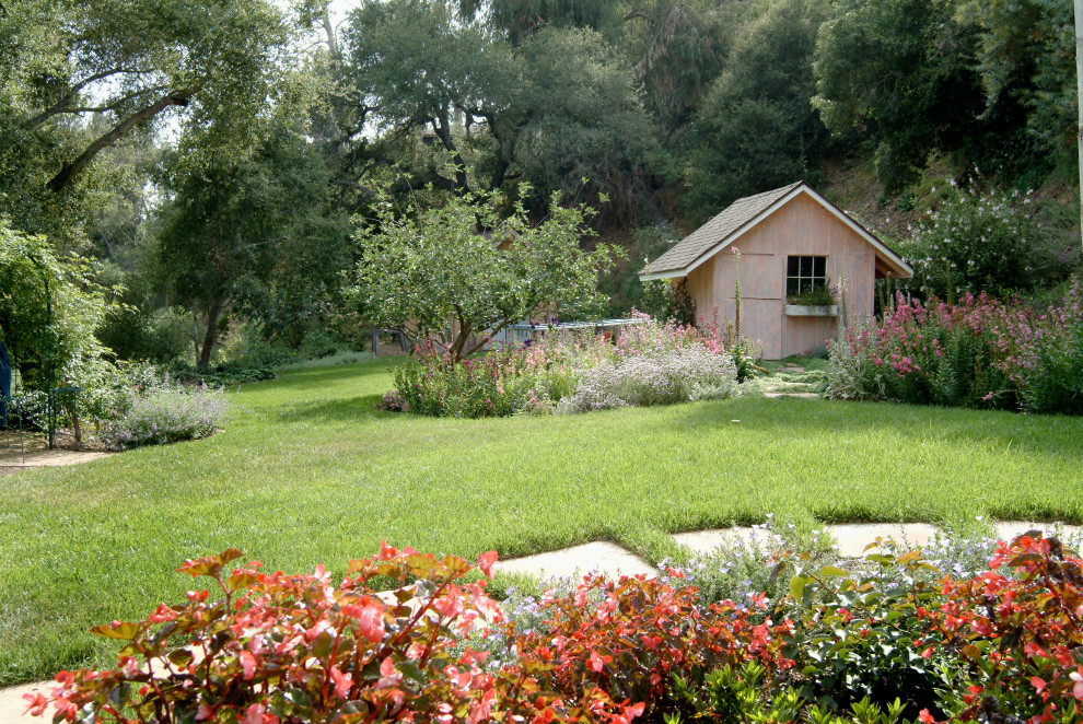 Cette photo montre un aménagement d'entrée ou allée de jardin arrière nature avec une exposition partiellement ombragée et des pavés en pierre naturelle.
