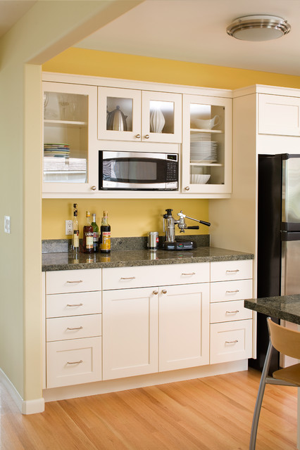 Modern arts & crafts kitchen with painted shaker style cabinets modern-kueche