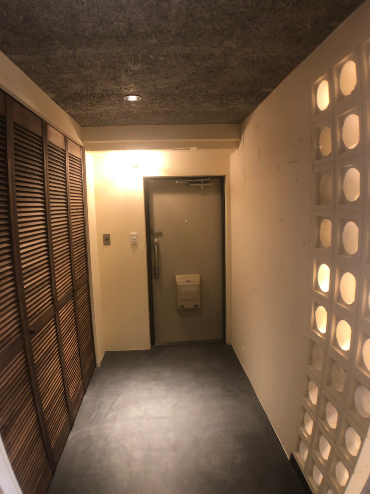 Kleiner Moderner Eingang mit Korridor, weißer Wandfarbe, Betonboden, grauem Boden, Holzdielendecke und Holzdielenwänden in Tokio