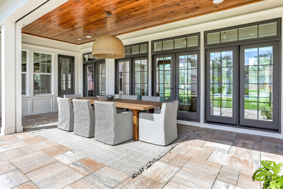 Inspiration for a transitional patio remodel in Orlando