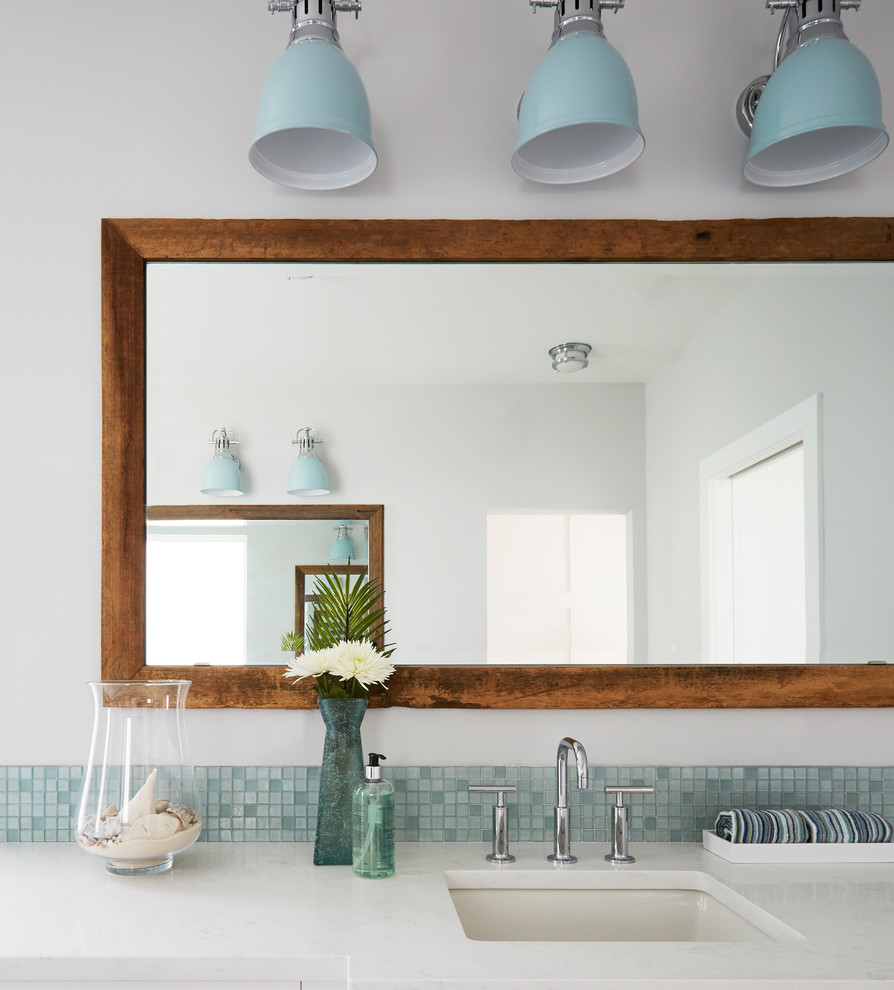 Idée de décoration pour une grande salle de bain principale marine avec un placard à porte shaker, des portes de placard blanches et meuble-lavabo sur pied.