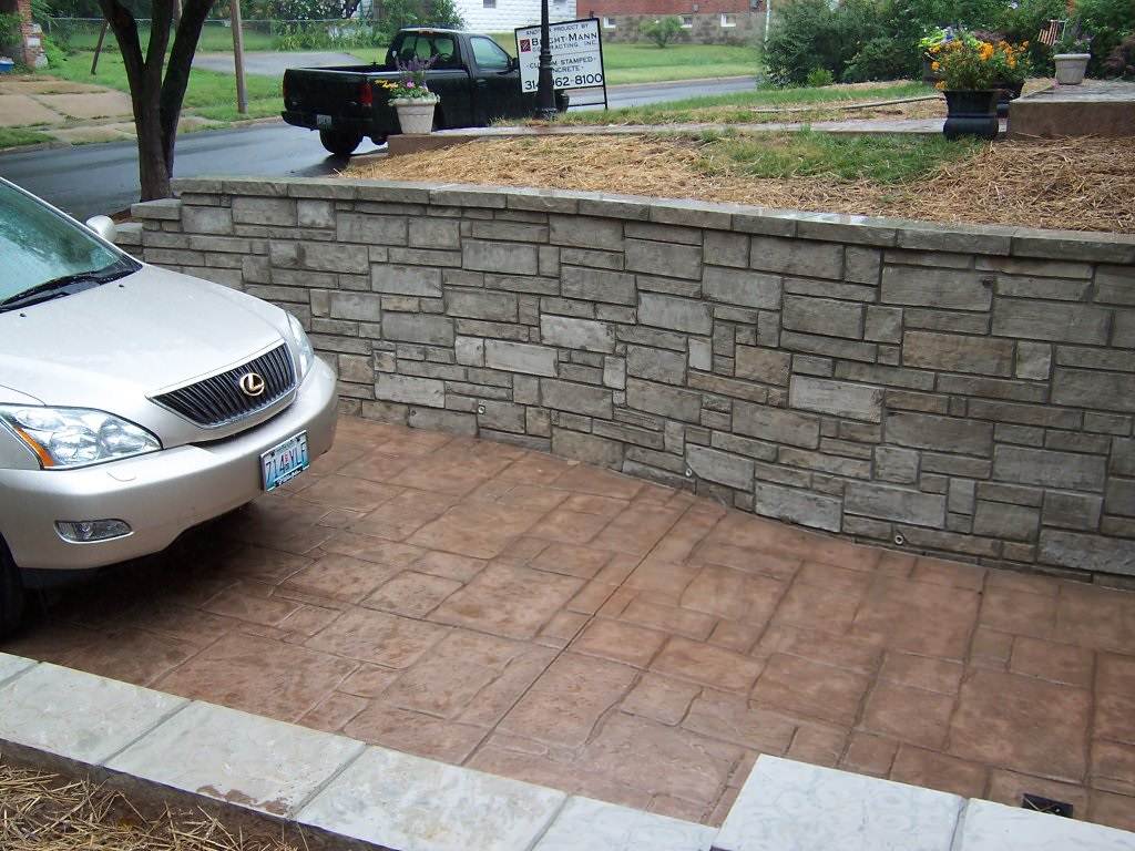 Richmond Heights, Missouri limestone masonry driveway wall and stamped concrete