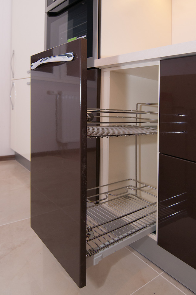 Кухня с фасадами темно-шоколадного цвета