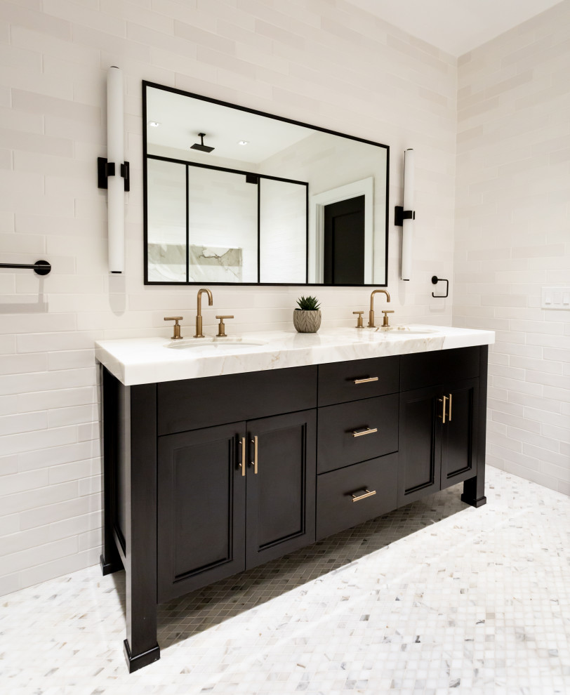 На фото: ванная комната среднего размера в стиле неоклассика (современная классика) с фасадами в стиле шейкер, черными фасадами, душем без бортиков, унитазом-моноблоком, белой плиткой, керамической плиткой, белыми стенами, полом из мозаичной плитки, душевой кабиной, врезной раковиной, мраморной столешницей, белым полом, душем с распашными дверями, белой столешницей, нишей, тумбой под две раковины и напольной тумбой с