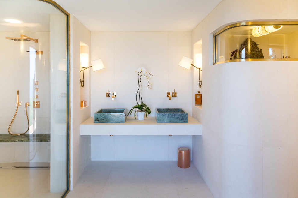 Cette image montre une salle de bain traditionnelle avec une douche à l'italienne, un carrelage beige, du carrelage en pierre calcaire, un sol en calcaire, une vasque, un plan de toilette en marbre, un sol beige, un plan de toilette beige et meuble double vasque.