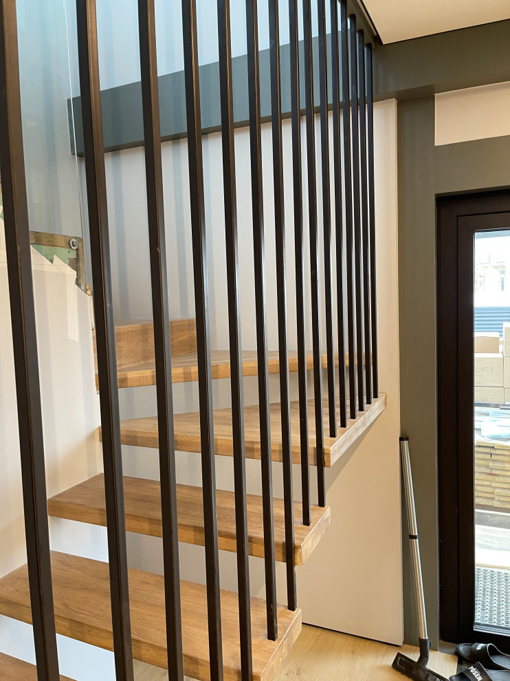 Стильный дизайн: угловая лестница среднего размера в стиле лофт с деревянными ступенями, стеклянными перилами и обоями на стенах - последний тренд
