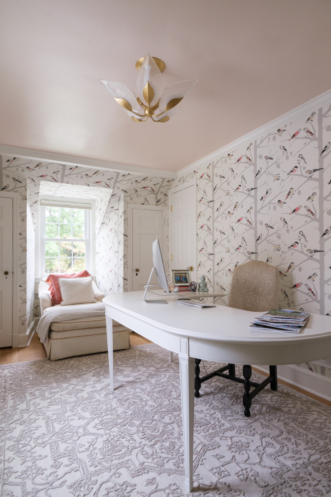Ejemplo de despacho de estilo de casa de campo de tamaño medio con suelo de madera clara, escritorio independiente y papel pintado