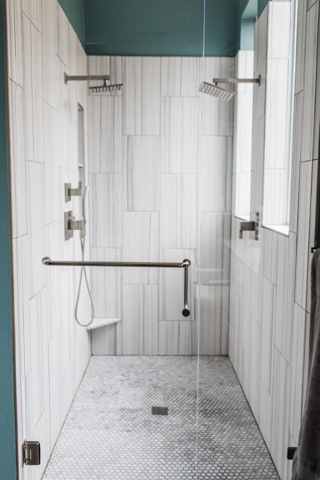 Пример оригинального дизайна: главная ванная комната среднего размера в стиле неоклассика (современная классика) с фасадами с утопленной филенкой, белыми фасадами, белой плиткой, столешницей из гранита, серой столешницей, тумбой под две раковины и встроенной тумбой