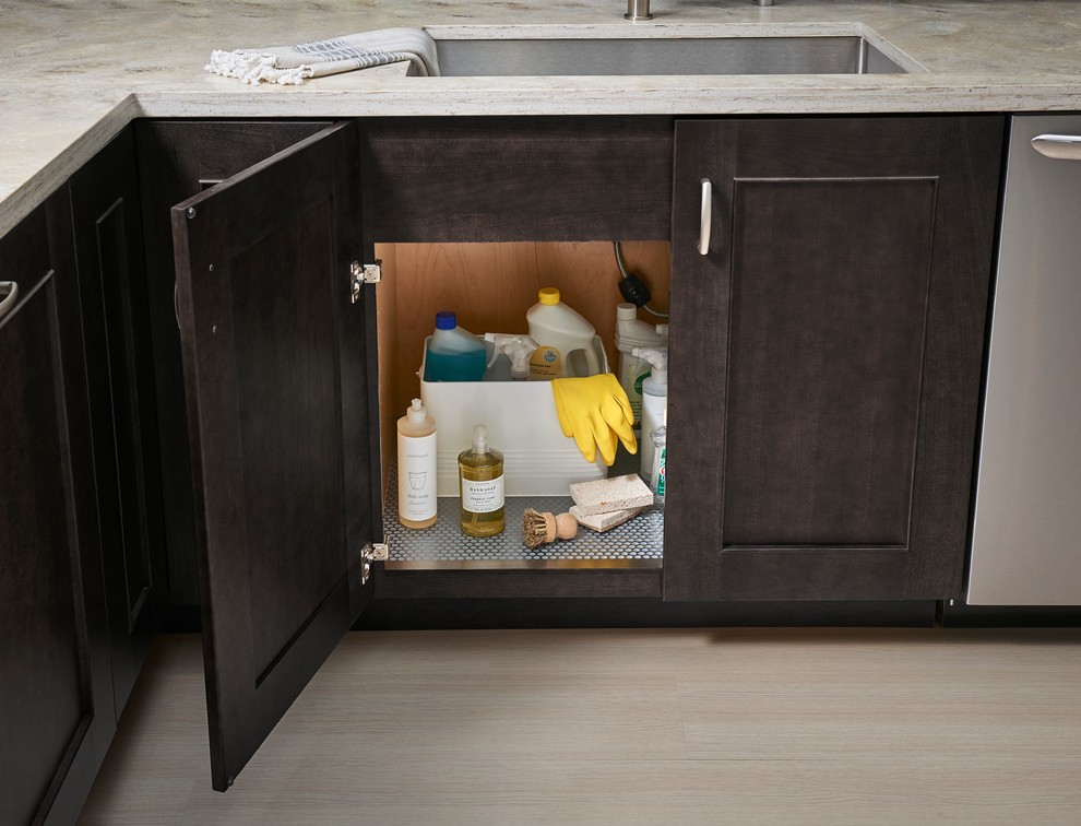Eat-in kitchen - large transitional l-shaped eat-in kitchen idea with shaker cabinets, white cabinets and an island