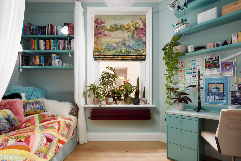 Ejemplo de dormitorio infantil de 4 a 10 años ecléctico de tamaño medio con paredes azules, suelo de madera clara y suelo beige