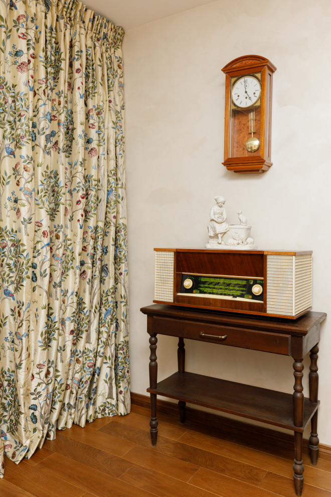 Шторы в гостиную наполненную историческими деталями