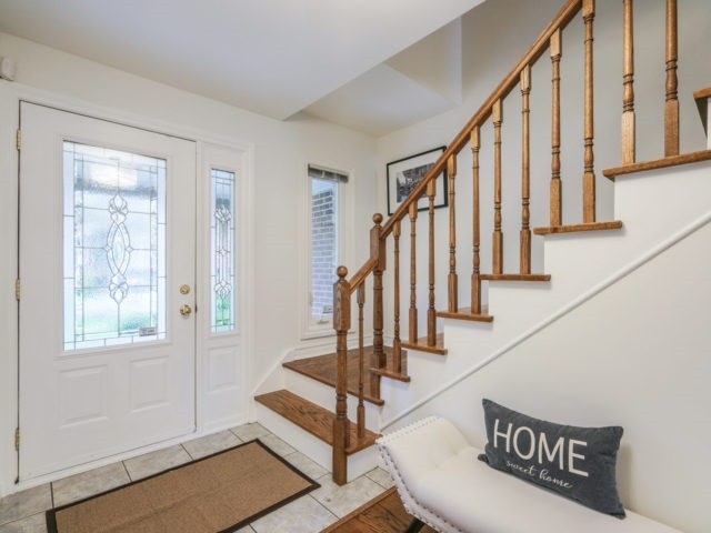 Entryway - transitional entryway idea in Toronto