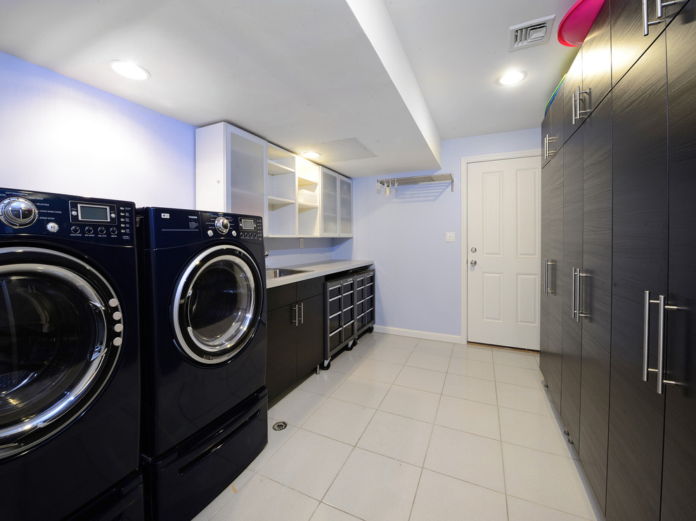 This is an example of a midcentury laundry room in New York.