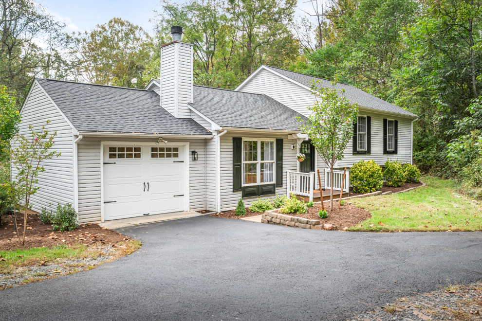 Transitional home design photo in Richmond