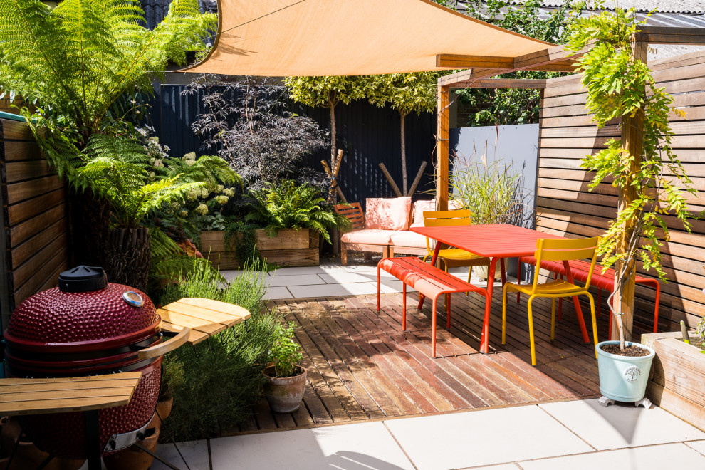 На фото: маленький солнечный, летний участок и сад на внутреннем дворе в средиземноморском стиле с хорошей освещенностью для на участке и в саду с