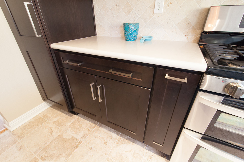 Example of a transitional kitchen design in Los Angeles