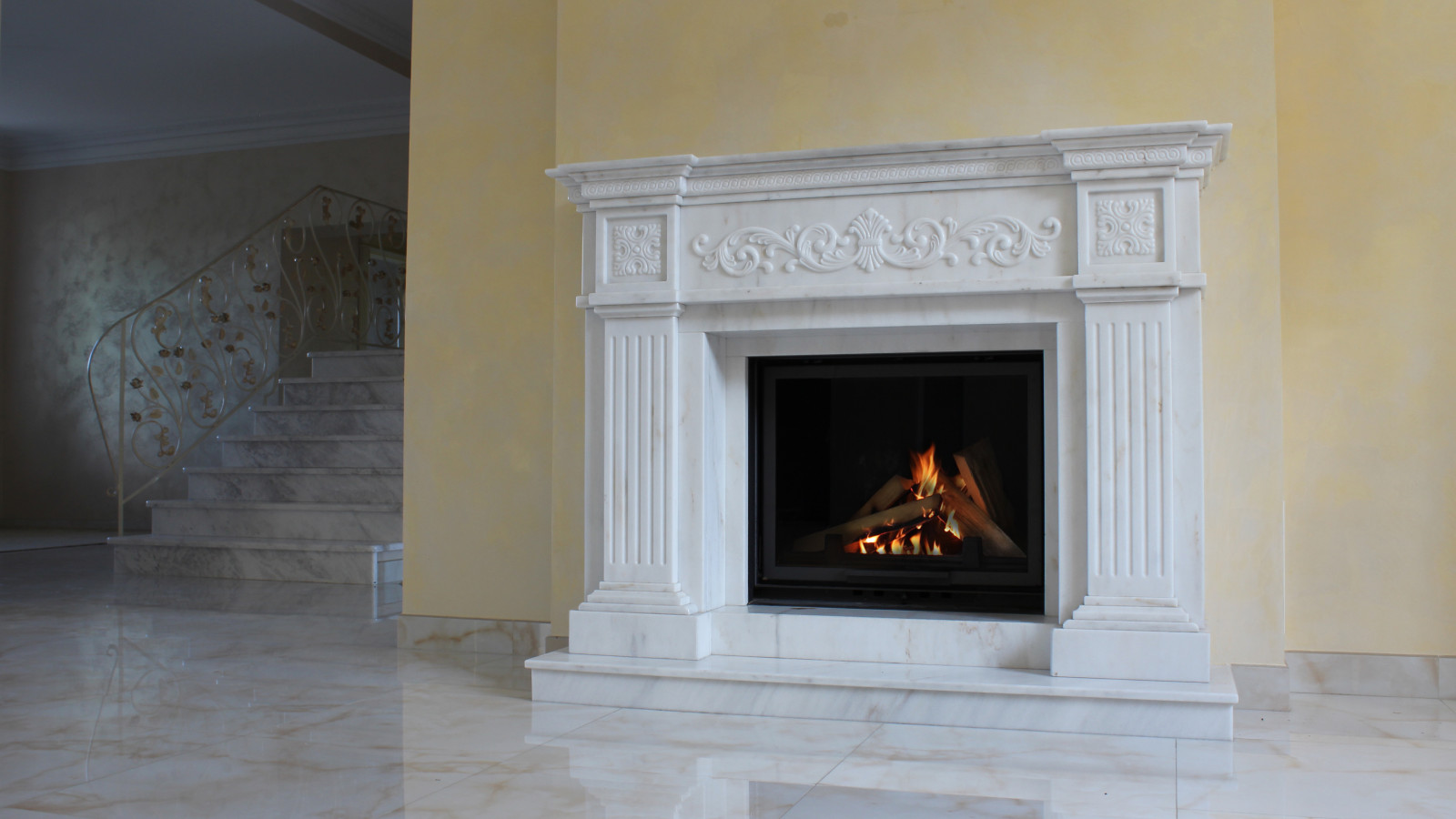 Классический камин Киев из белого мрамора