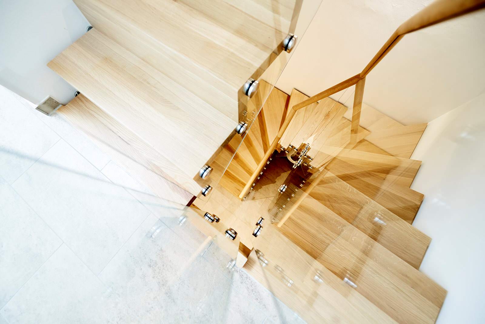 Дубовая лестница со стеклянным ограждением