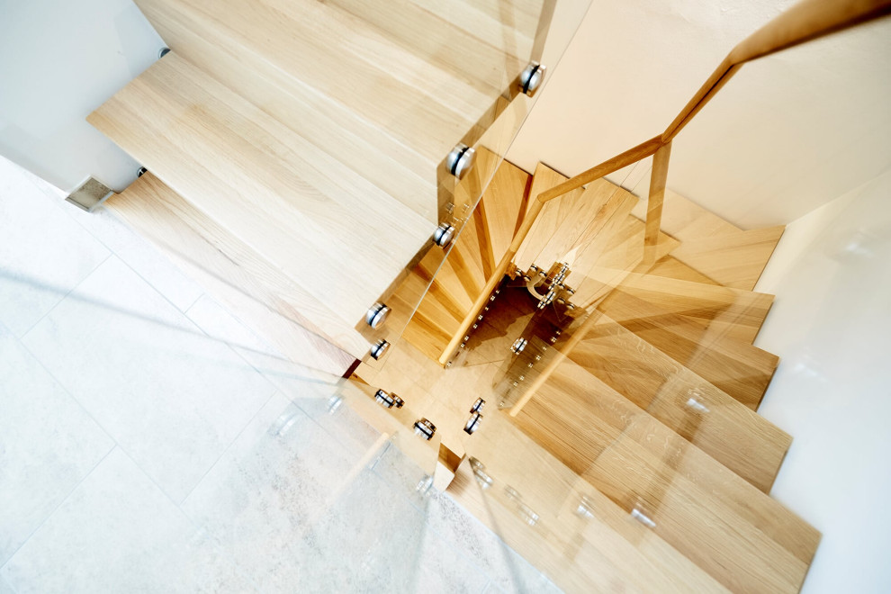 Дубовая лестница со стеклянным ограждением