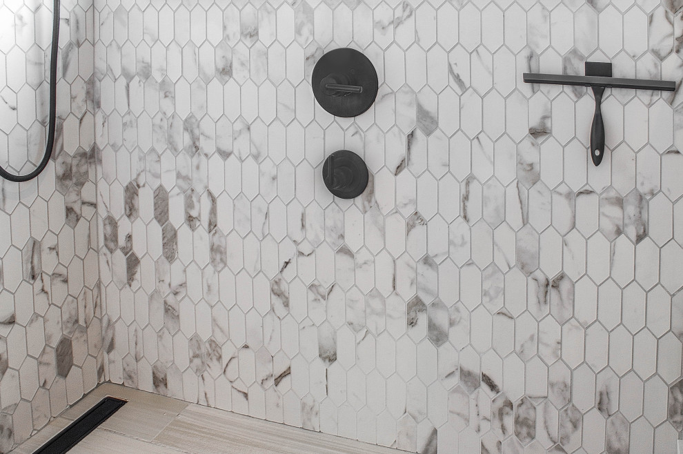 Bathroom - transitional bathroom idea