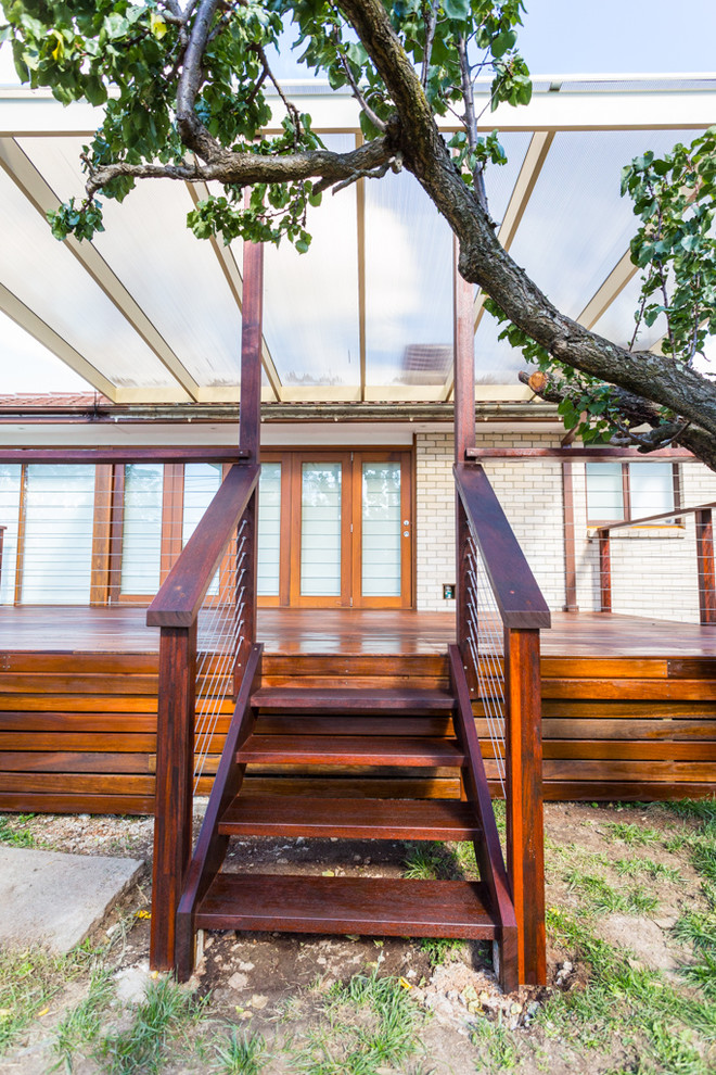 Photo of a contemporary deck in Canberra - Queanbeyan with a pergola.