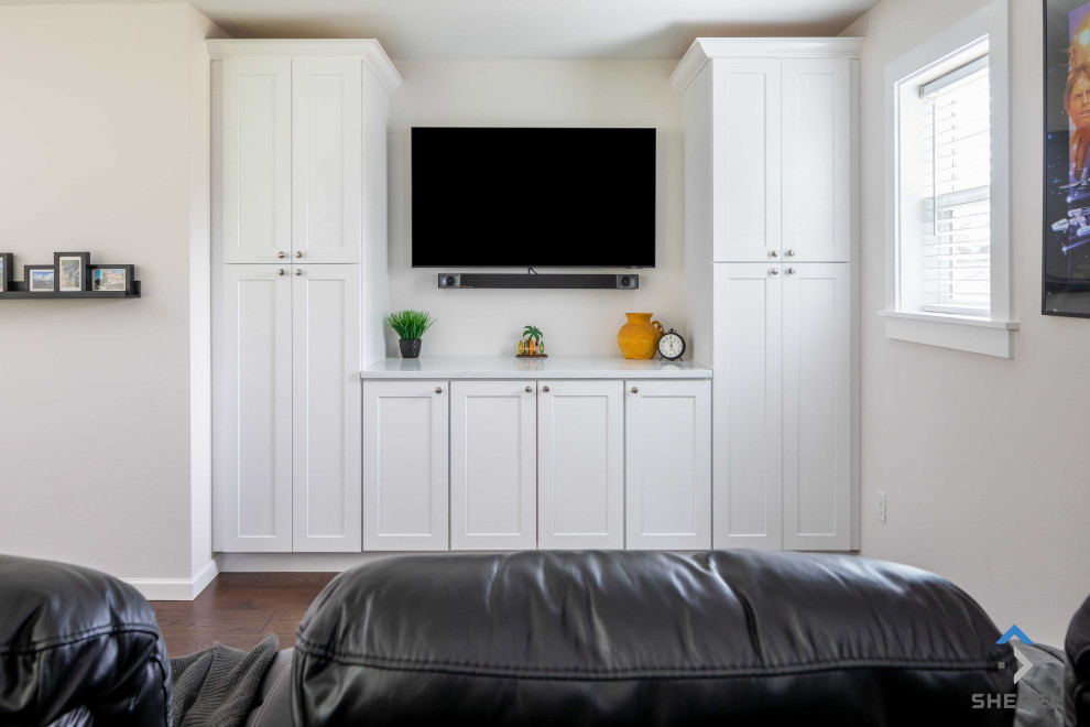 Kleines, Abgetrenntes Klassisches Heimkino mit weißer Wandfarbe, dunklem Holzboden, TV-Wand und braunem Boden in Seattle
