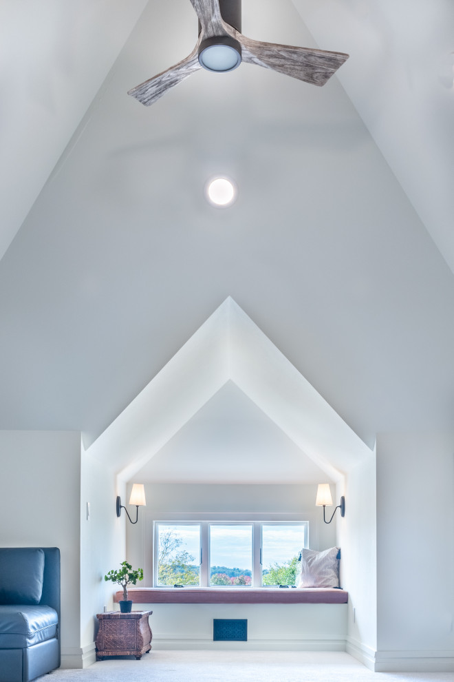 Imagen de sala de estar tipo loft tradicional renovada de tamaño medio con paredes blancas, moqueta, televisor colgado en la pared y suelo beige