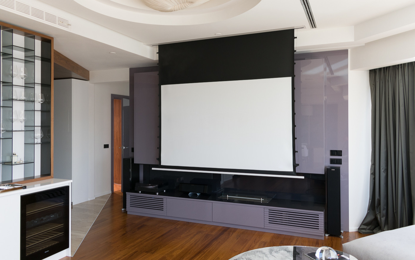 Домашний кинотеатр с проектором и экраном в квартире