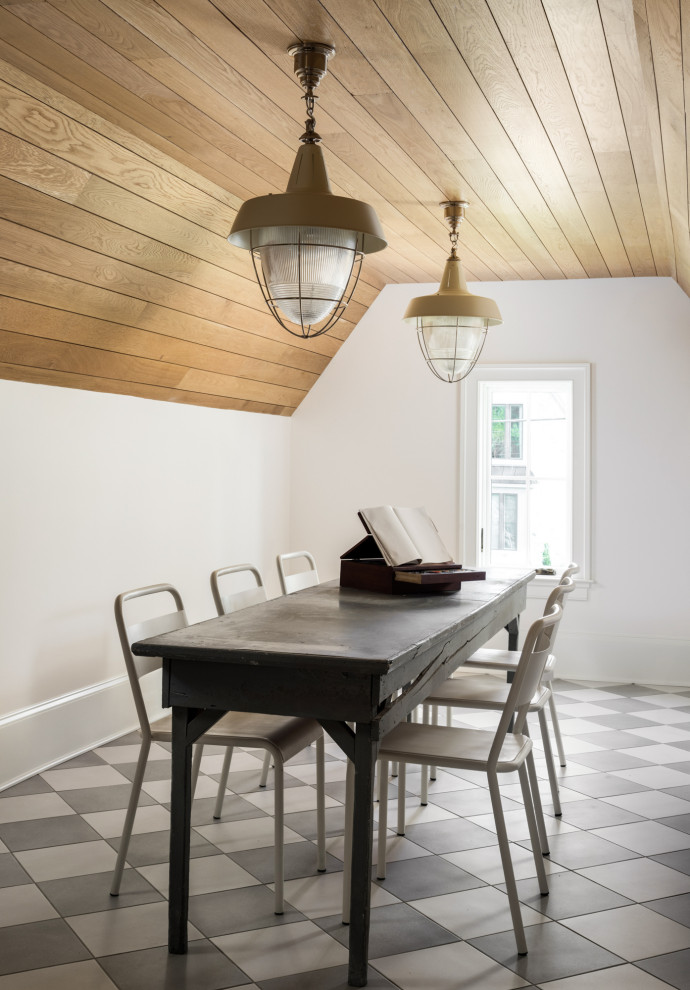 Idée de décoration pour un bureau atelier tradition de taille moyenne avec un mur blanc, un sol multicolore et un plafond en bois.