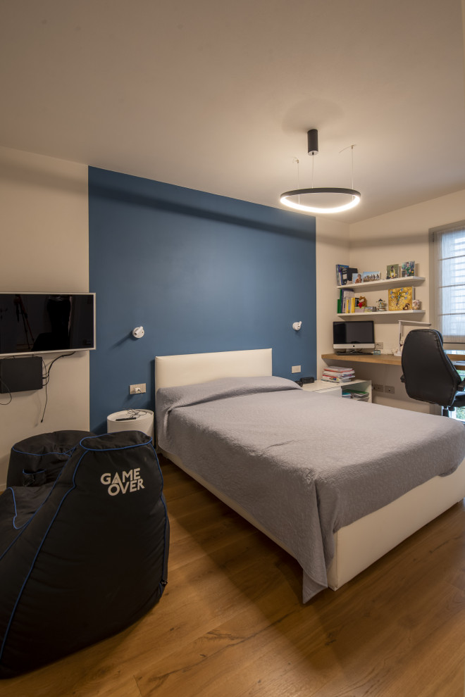 Diseño de dormitorio minimalista de tamaño medio con paredes azules, suelo de madera pintada, suelo marrón y boiserie