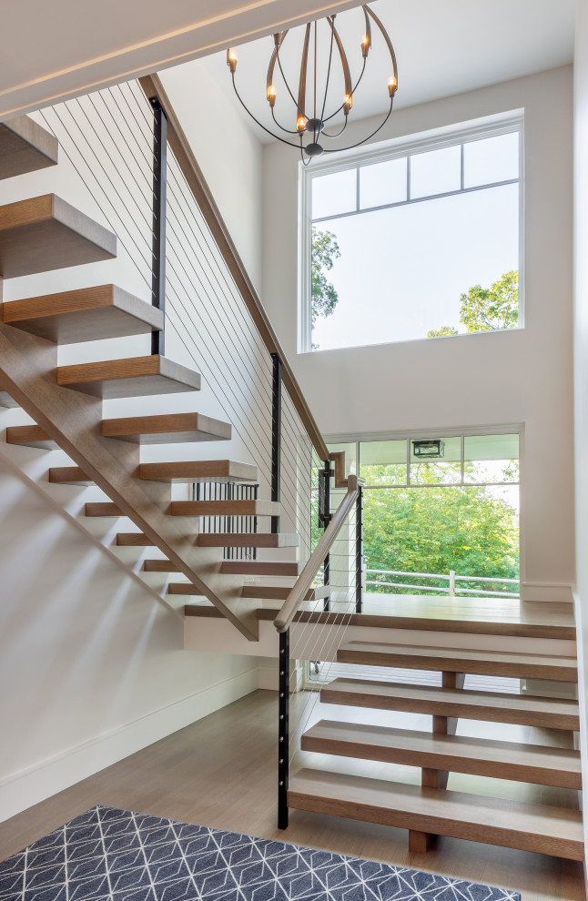 Источник вдохновения для домашнего уюта: большая лестница на больцах в современном стиле с перилами из тросов без подступенок