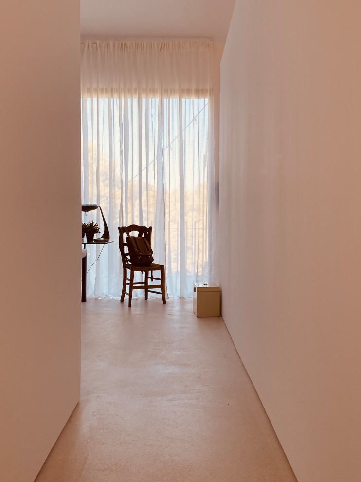 マドリードにあるお手頃価格のインダストリアルスタイルのおしゃれなホームオフィス・書斎 (コンクリートの床、暖炉なし、グレーの床) の写真