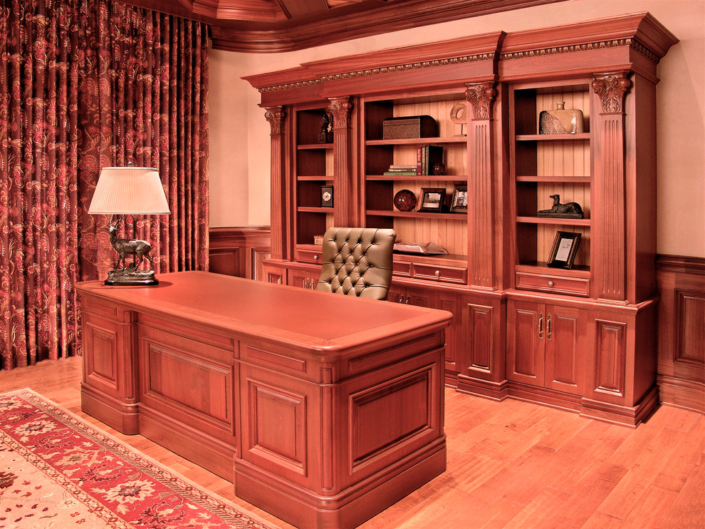 Design ideas for a traditional home office in Miami.