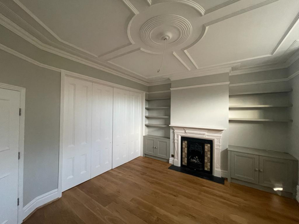 Großes, Repräsentatives, Offenes Retro Wohnzimmer mit weißer Wandfarbe, braunem Holzboden, Kassettendecke und Wandpaneelen in London