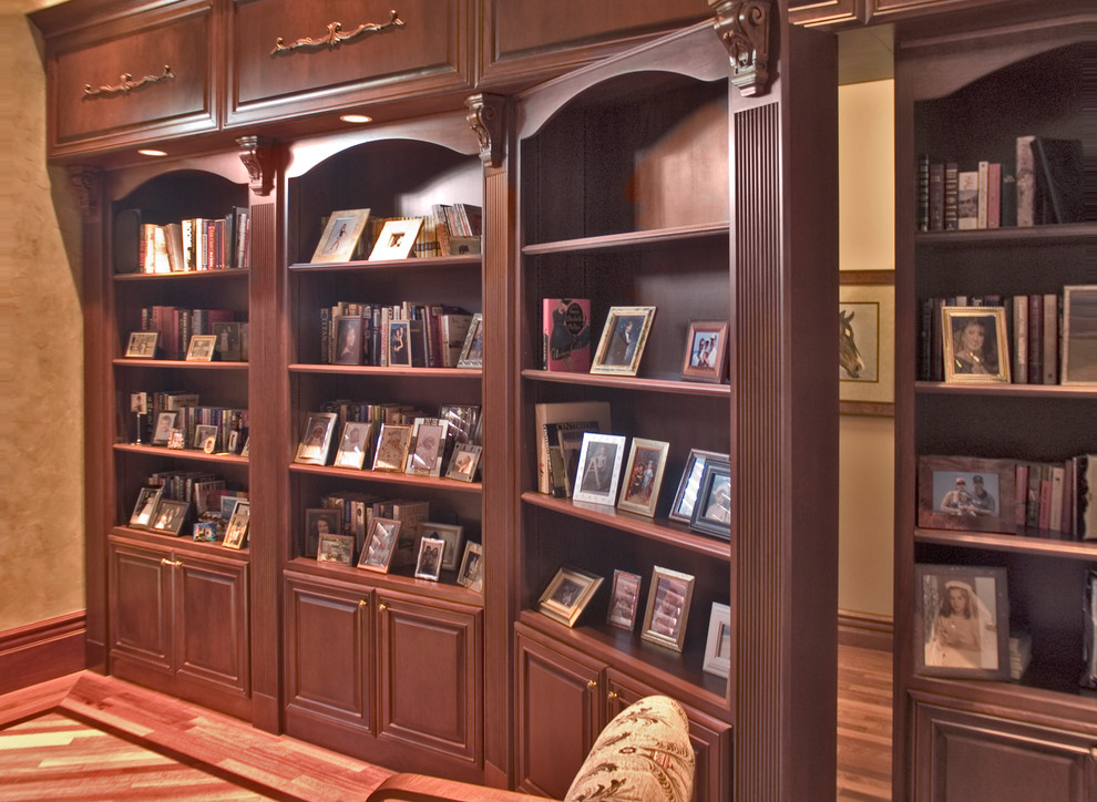 Photo of a large traditional study room in Orlando with yellow walls and a freestanding desk.