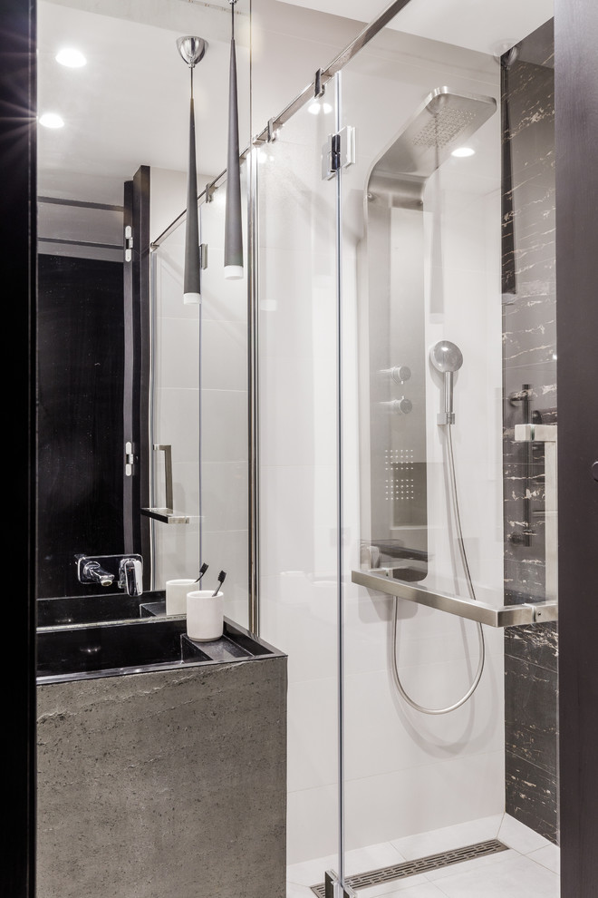 На фото: ванная комната в стиле лофт с душем в нише, душевой кабиной, монолитной раковиной и душем с распашными дверями
