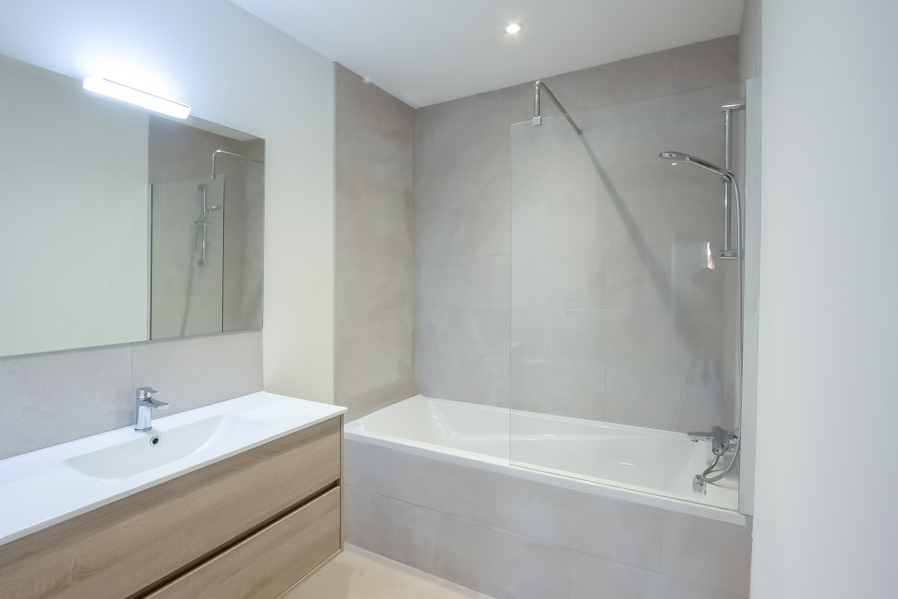 Großes Modernes Badezimmer En Suite mit beigen Schränken, Unterbauwanne, Bambusparkett, Einzelwaschbecken und schwebendem Waschtisch in Paris