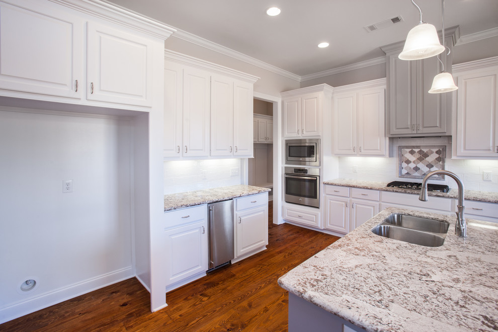 Example of a transitional home design design in Jackson