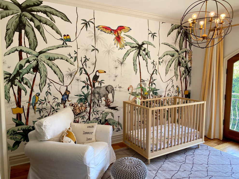 Diseño de habitación de bebé tropical de tamaño medio