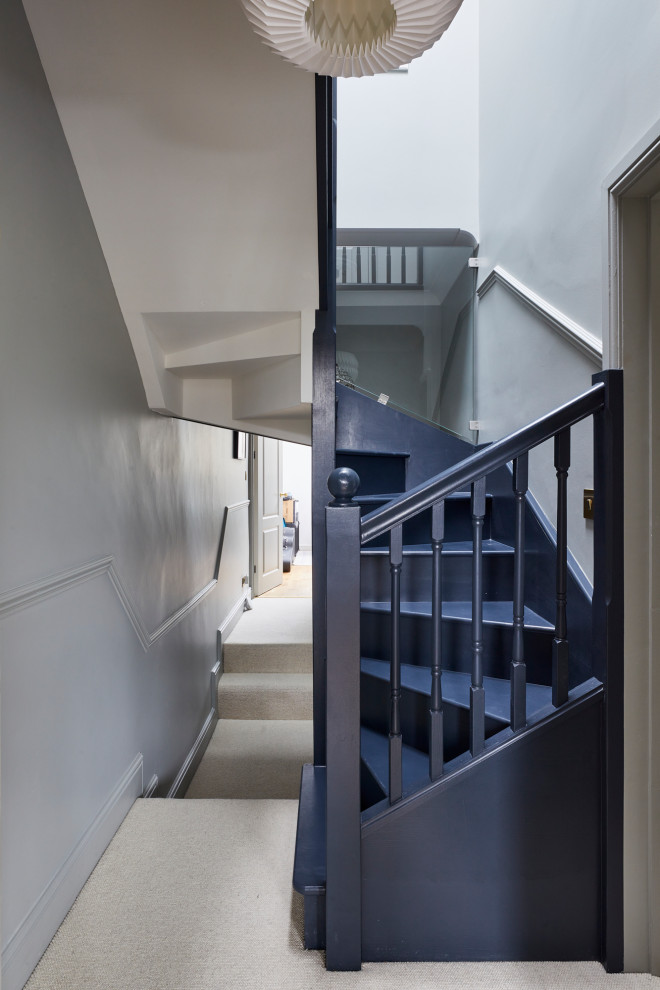 Kleine Klassische Treppe mit Teppich-Setzstufen und Holzdielenwänden in London
