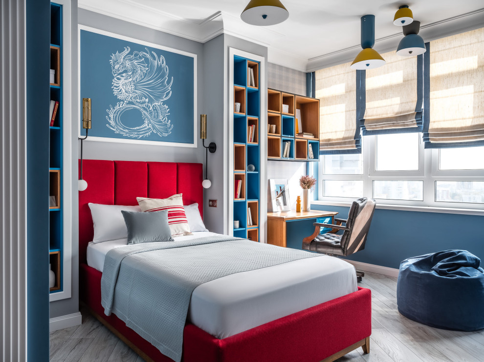 Imagen de dormitorio infantil de 4 a 10 años clásico renovado de tamaño medio con paredes azules, suelo de madera clara y suelo beige