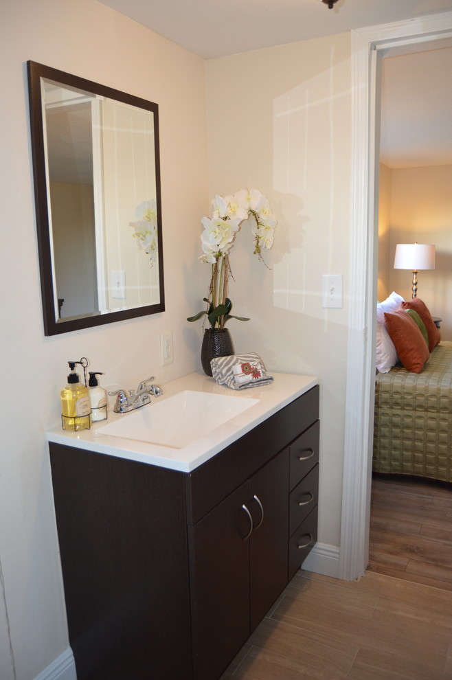 Photo of a small transitional master bathroom in Orlando.