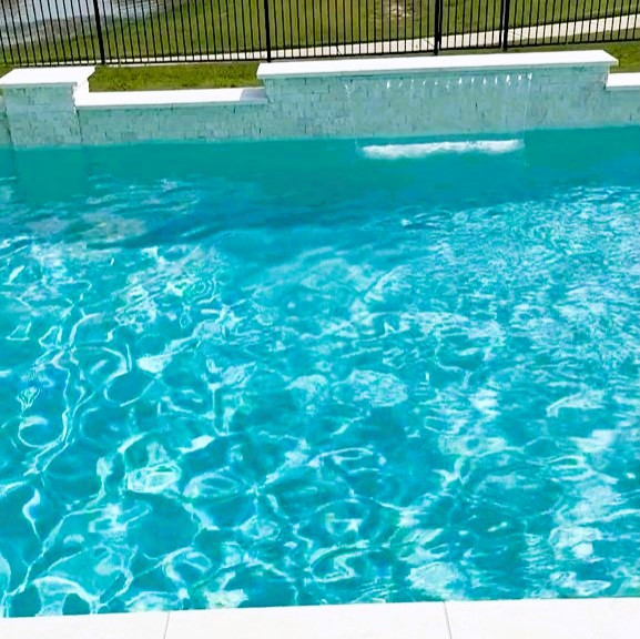 Стильный дизайн: прямоугольный бассейн в стиле модернизм с покрытием из каменной брусчатки - последний тренд