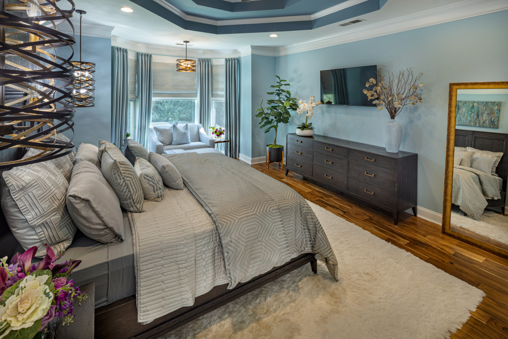 Стильный дизайн: большая хозяйская спальня в современном стиле с синими стенами, паркетным полом среднего тона, коричневым полом, многоуровневым потолком и синими шторами - последний тренд