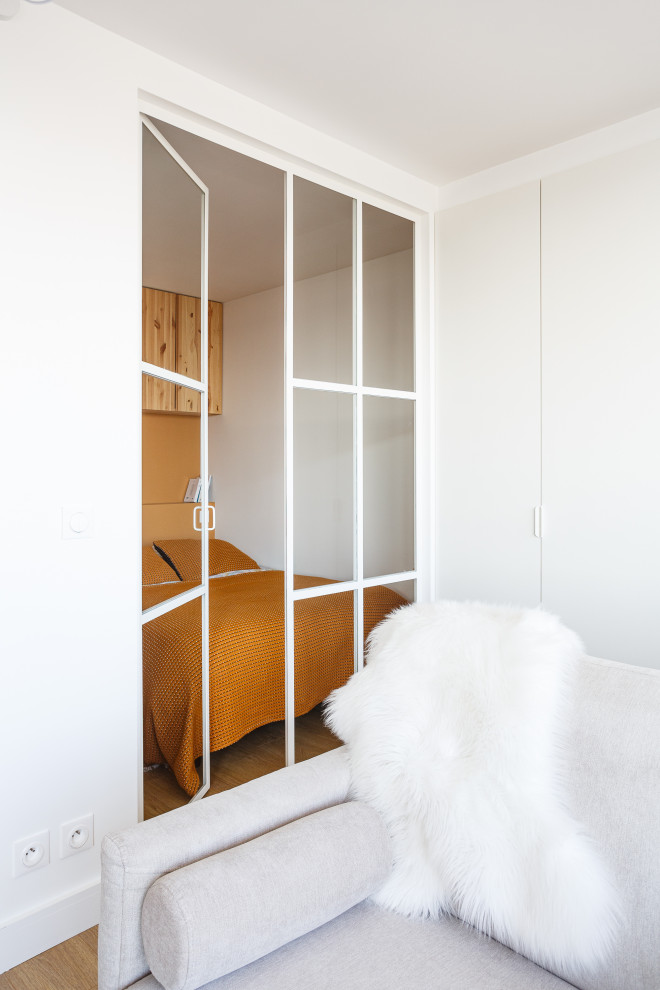 Источник вдохновения для домашнего уюта: маленькая хозяйская спальня в скандинавском стиле с оранжевыми стенами и паркетным полом среднего тона для на участке и в саду